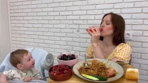 МУКБАНГ С ЛЕВОЙ ЛАПША ЧАЧЖАН МЕН Сосиски ягоды MUKBANG WITH LEFT NOODLES CHAZHANG MEN Sausages