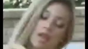 Блондинка так облизывает банан, что у мужиков шевелится!!!)