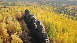 ? Скалы Семь Братьев золотой осенью с высоты | Ураловед