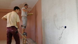 Как красить стену ДВУМЯ валиками? И зачем? Наглядный пример работы. Ремонт квартир.
