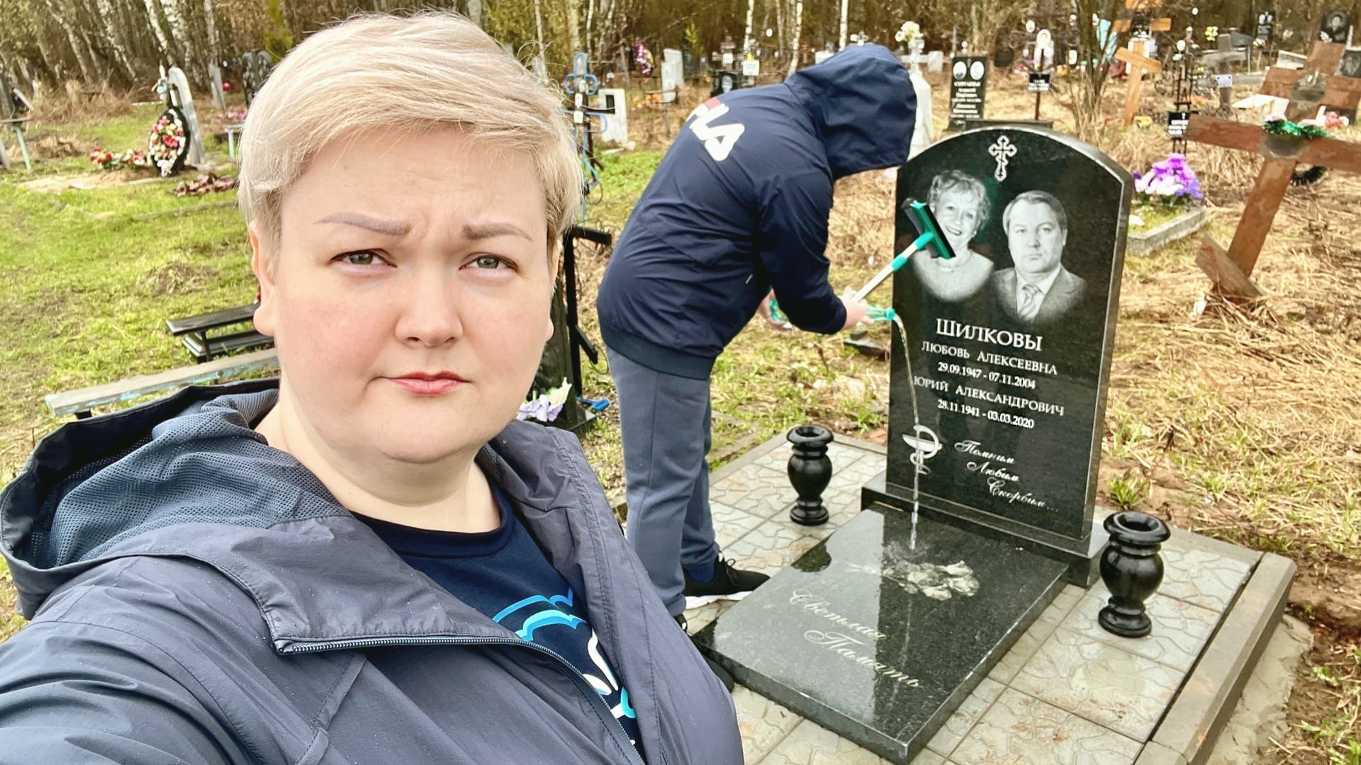 Что стало с могилой родителей после зимы? Съездили на кладбище, убрались и помянули! Влог