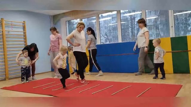 Развитие основных движений детей 2–3 лет в двигательной деятельности