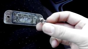 Mercedes Benz не горит одна из ламп подсветки номера / ремонт