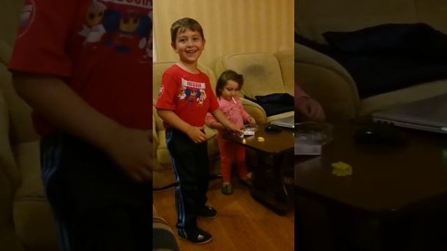 Курит 4 летняя девочка ? смотреть онлайн