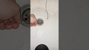 способ очистки слива чистим проволокой засор ванны раковины простой способ бесплатно без денег