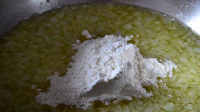 Сливочный суп с баклажанами, грибами и нутом