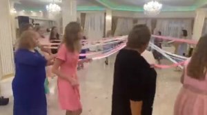 Оригинальный вариант с лентами вместо бросания букета невесты