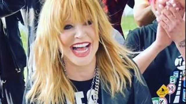 ? Помолодевшая Алла Пугачева в новом имидже продолжает удивлять фанатов цветущим видом смотреть онлайн