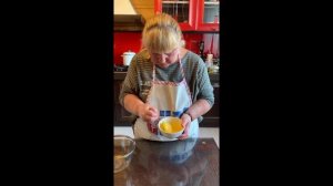 Большая ватрушка с творогом на сковороде