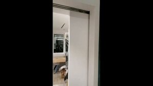 Скрытая дверь под покраску с раздвижной системой пенал: обзор