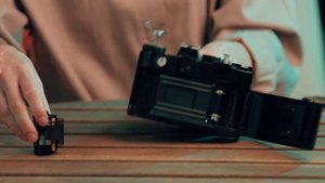 Как зарядить плёночный фотоаппарат