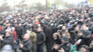 1 марта 2014 года в Донецке 06. У областного совета поднимают российский флаг