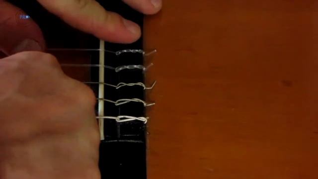 КАК ПОМЕНЯТЬ СТРУНЫ НА ГИТАРЕ. НЕЙЛОН смотреть онлайн