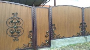 Распашные ворота и забор из профнастила с элементами ковки. Поселок Энем.