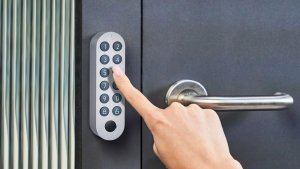 Lockin G 30 электронный замок с удаленным управлением и простым монтажом.