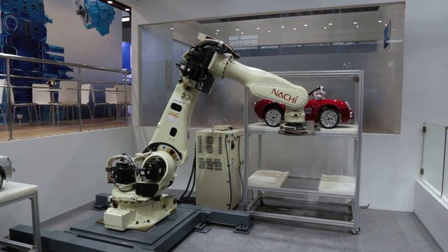 Робот передвигает машины смотреть онлайн