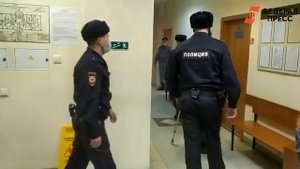 Пермского стрелка Тимура Бекмансурова ведут в зал суда