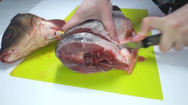 Как почистить рыбу в квартире и не испачкать кухню чешуей.