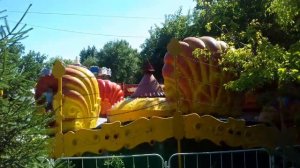 Захватывающий аттракцион "Ракушки" в парке Тополя в Оренбурге.