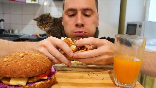 СЕМЕЙНЫЙ МУКБАНГ|ПОТЕРЯ РОДНОГО ЧЕЛОВЕКА|ОГРОМНЫЕ БУРГЕРЫ|MUKBANG|BURGERS MACDONALDS|REAL SOUND|먹방 смотреть онлайн