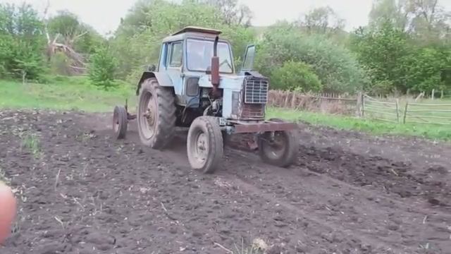 МТЗ-80 работает с ПЛОСКОРЕЗОМ