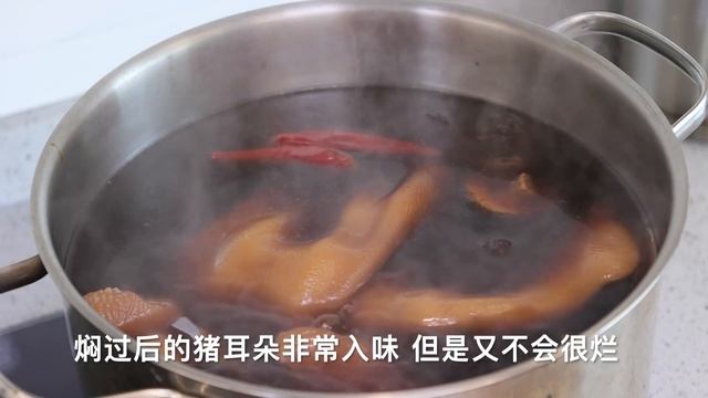 豬耳朵卷3個蛋黃，吃一次就忘不了，新做法教會妳，年夜飯吃著香【我是馬小壞】