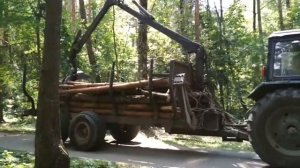 Кто управляет лесовозом? Лесовоз собирает бревна манипулятором.