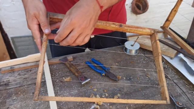 Реставрация старых рамок для пчел на пасеке. Перетяжка (подтяжка) рамок новой проколкой смотреть онлайн
