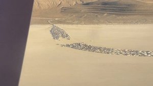 А так разъезжался ежегодный фестиваль Burning Man, который проходит в пустыне Блэк-Рок в Неваде#joj