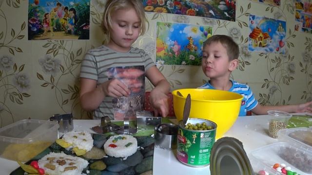 Ксюша и Степа делают MINI салаты в виде сердечек и квадратиков...