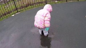 Детское видео для детей. Дети играют на детской площадке.