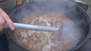 Крестьянский суп в казане на костре