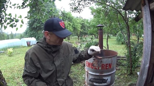 КОПТИЛКА из БОЧКИ горячего копчения СВОИМИ РУКАМИ. Коптим ХВОСТЫ БОБРА смотреть онлайн