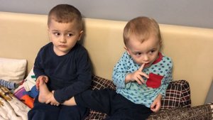 Старший брат делает массаж ступней Стиву