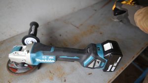 Makita DGA519 angle grinder