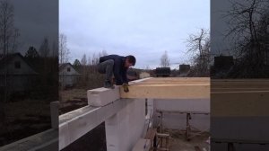 ПЕРЕКРЫЛ 7 МЕТРОВ ДЕРЕВЯННЫМИ БАЛКАМИ #shorts