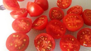 Закуска из помидор черри и моцареллы