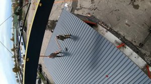 Монтаж кровельных сэндвич панелей.