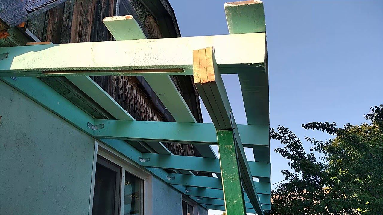 Промежуточный этап постройки небольшого навеса