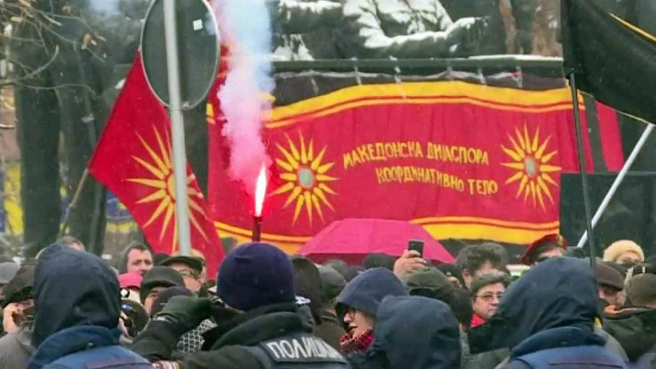 Жители Македонии протестуют против переименования их страны