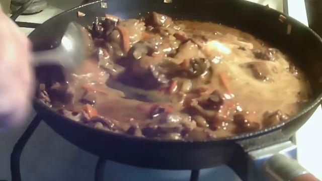 Жаркое с мясом и грибами в горшочках. смотреть онлайн