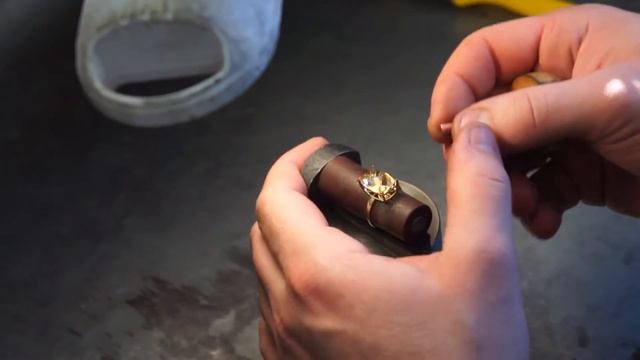 Крапановая закрепка камня в кольцо. Производство ювелирных украшений NEWGOLD. смотреть онлайн