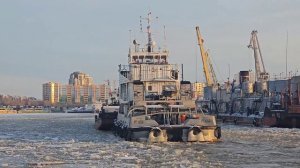 РТ-658 заводит баржу с теплоходами СНПХ-1 и ЧЕРЛАК. Затон СеверРечФлот