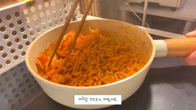 Eng | 자취 브이로그 |🙋🏻♀️#21 | 어디론가 떠나고 싶은 집순이 주말일상💛| 스트레스 받을땐 매운 음식 | 무작정 드라이브, 3가지맛 김밥 | 빵집나들이🍞| 팬케이크🥞