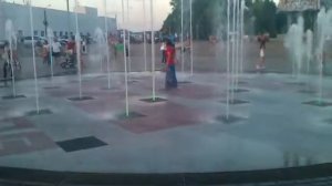 Танцы в фонтане