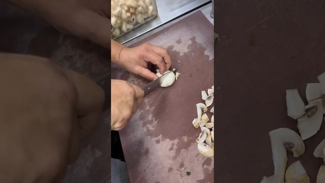 Как нарезать грибы кубиком