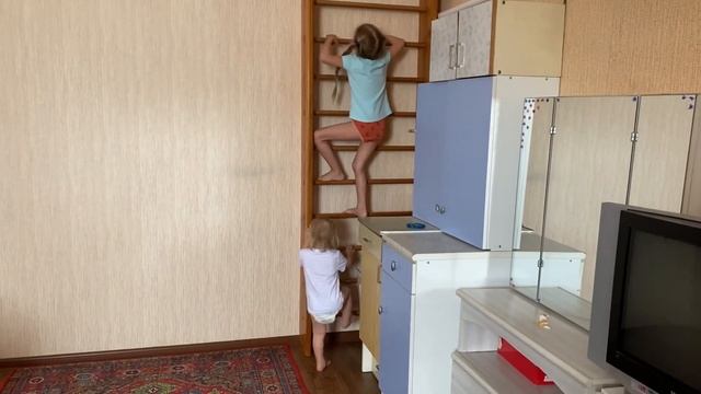 Внуки приехали к бабушке и дедушке в большой дом. смотреть онлайн