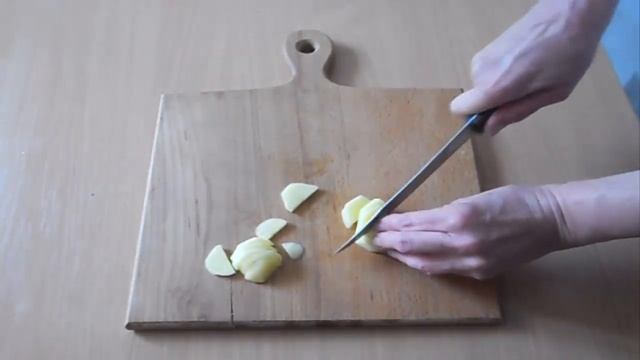Картофель в духовке с тефтелями из мяса и кабачка.