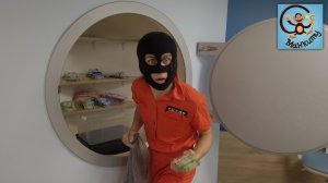 Истории для детей - Ограбление банка и Супергерой Бананомен. Манкиту Pretend Play