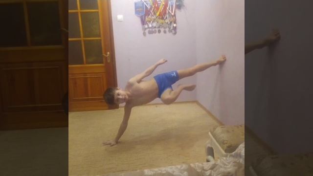 Укрепляем мышцы кора и плеч. Strengthen your core and shoulder muscles.